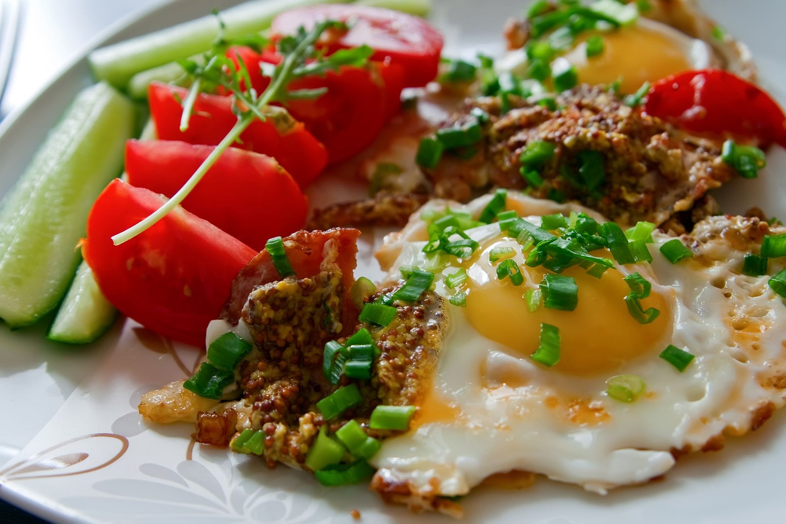 Fried egg, hashbrowns with fresh tomatoes and cucumbers for Food Recipes, Breakfast on Maison Bonhomie