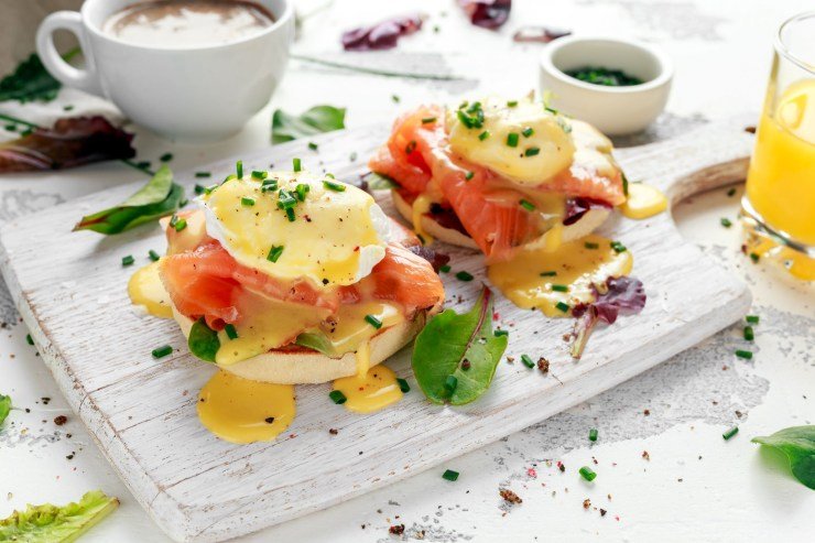 Poached-eggs-with-smoked-salmon-salad-leaves-and-hollandaise-sauce-on-a-toasted-english-muffin