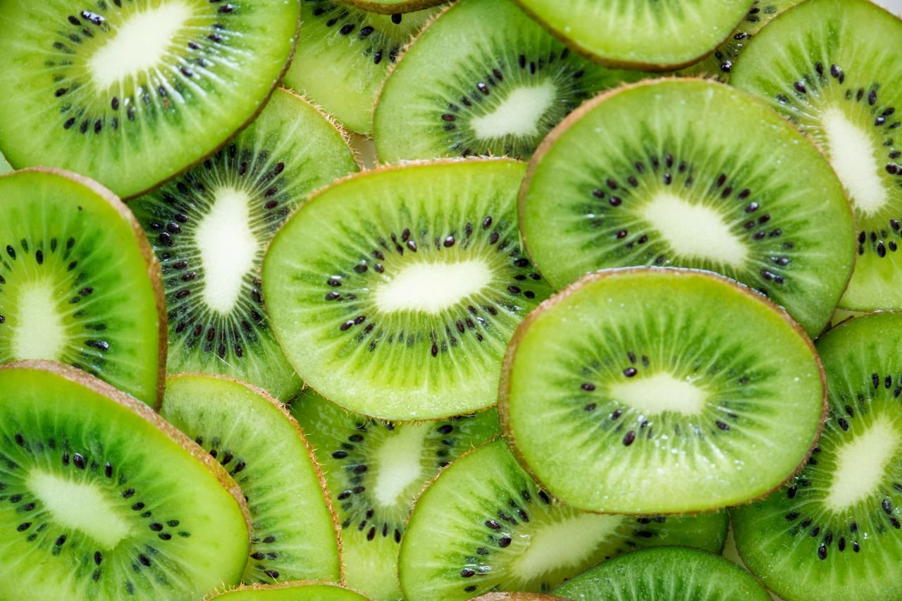 sliced kiwi